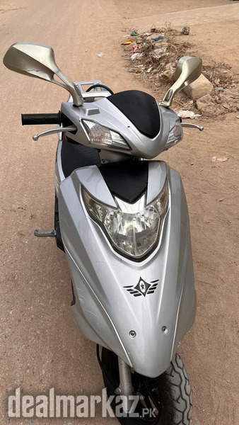 “2025 Super Star 100cc Scooter – Like New, Only 695 KM” photo 2