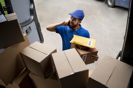 How Shipping Services From The UK To Pakistan Make London Fashion Accessible
